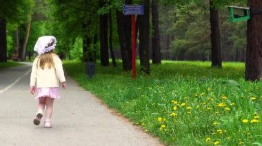 Parkta yürüyen küçük kız