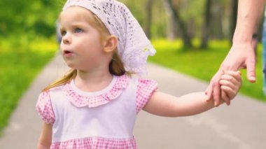 bir anne ve çocuğunu yürüyüş