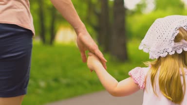 bir anne ve çocuğunu yürüyüş