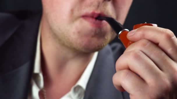 Um homem fuma um cachimbo — Vídeo de Stock