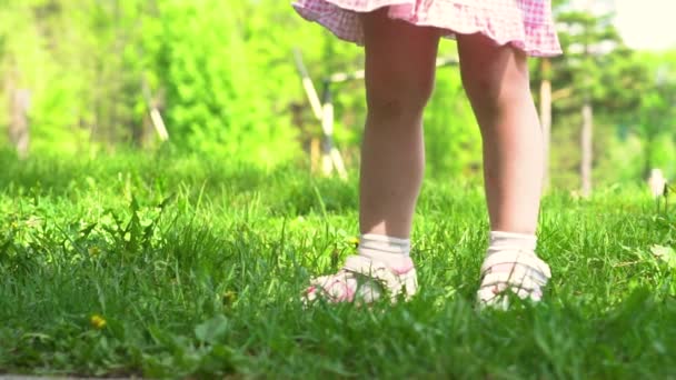 Childs voeten lopen — Stockvideo