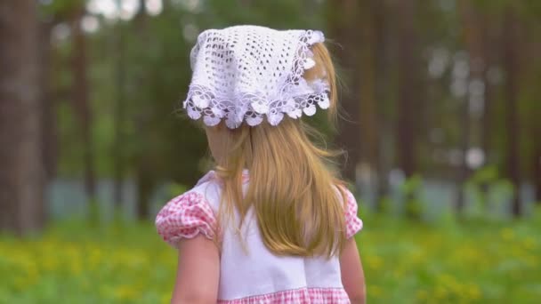 Niña caminando en el parque — Vídeos de Stock