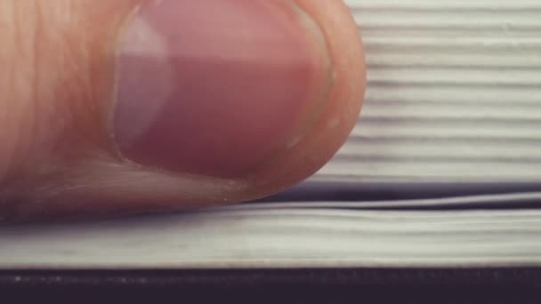 pages du livre sont retournées 