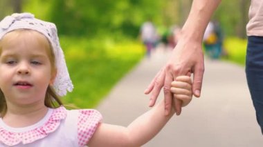 bir anne ve çocuğunu yürüyüş