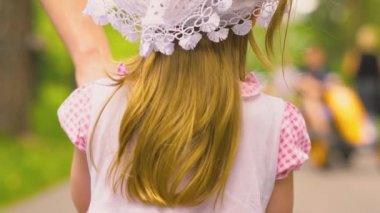 bir anne ve çocuğunu yürüyüş