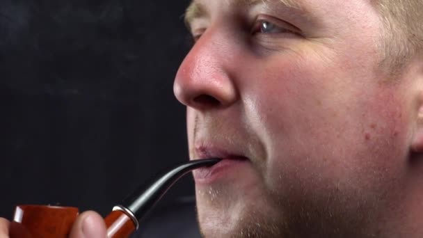 Homme Fume Une Pipe — Video