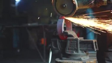 Demir testere kıvılcım