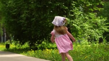 Parkta yürüyen küçük kız