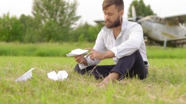 kağıt uçak adam sağlar