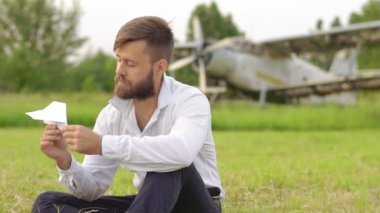 kağıt uçak adam sağlar