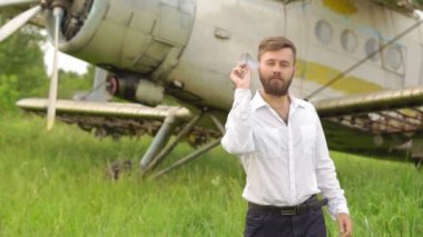 kağıt uçak adam sağlar