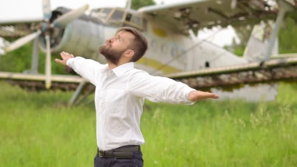 Uomo Con Camicia Che Spassa — Video Stock