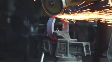 Demir testere kıvılcım