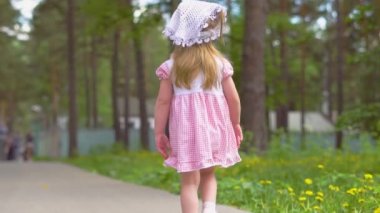 Parkta yürüyen küçük kız