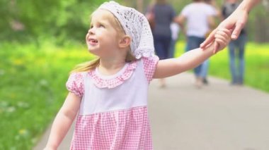 bir anne ve çocuğunu yürüyüş