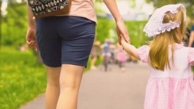 bir anne ve çocuğunu yürüyüş