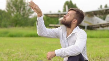 kağıt uçak adam sağlar