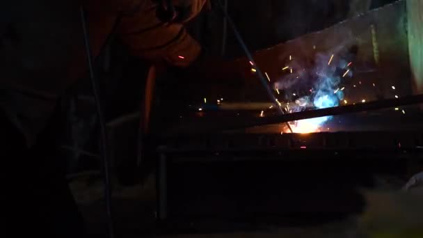 Ipari Dolgozó Gyárban Hegesztési Közelkép — Stock videók