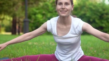 Dışarıda yoga yapan bir kadın.