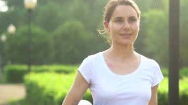 bir kadın spor salonuna gidiyor