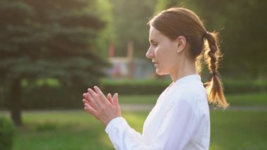 Dışarıda yoga yapan bir kadın.