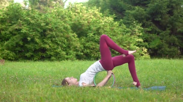 在室外做瑜伽的女人 — 图库视频影像
