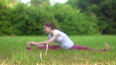 Dışarıda yoga yapan bir kadın.