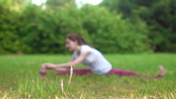 Mujer haciendo yoga al aire libre — Vídeos de Stock