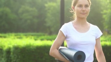 bir kadın spor salonuna gidiyor