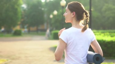 bir kadın spor salonuna gidiyor