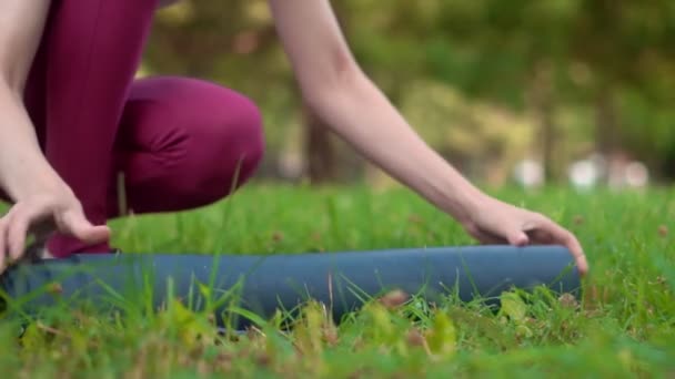 Limpar um tapete de ioga — Vídeo de Stock