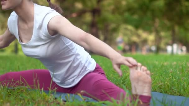 Mujer haciendo yoga al aire libre — Vídeos de Stock