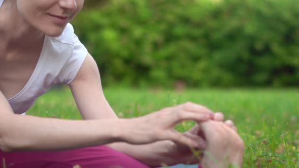 Vrouw doet yoga buiten — Stockvideo