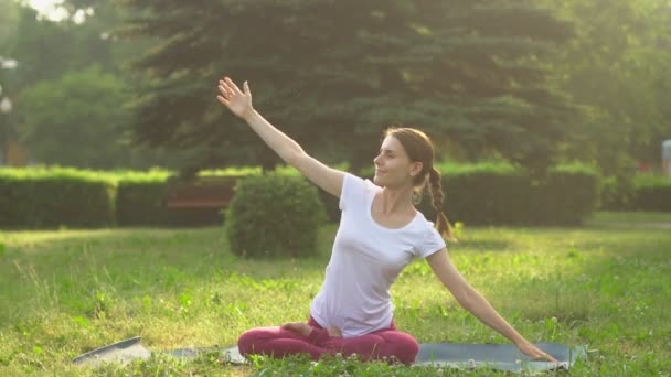 Vrouw doet yoga buiten — Stockvideo