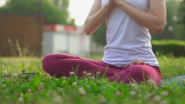 Kvinna som gör yoga utomhus — Stockvideo
