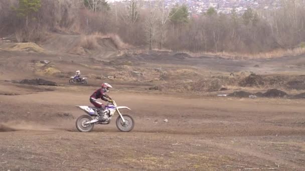 Novokuzneck, Rusia - 21.04.2018: competiciones de motocross — Vídeo de stock