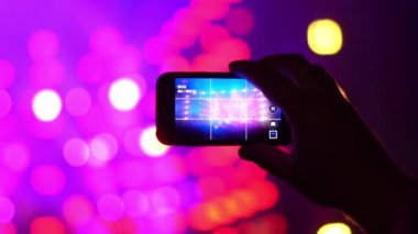 adam telefonu konser üzerine vuruyor