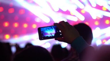 adam telefonu konser üzerine vuruyor