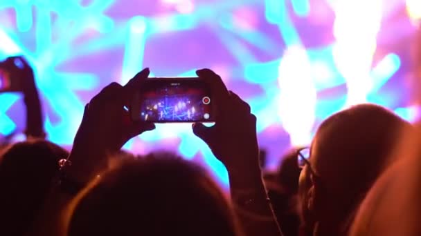 Homem dispara sobre o concerto de telefone — Vídeo de Stock