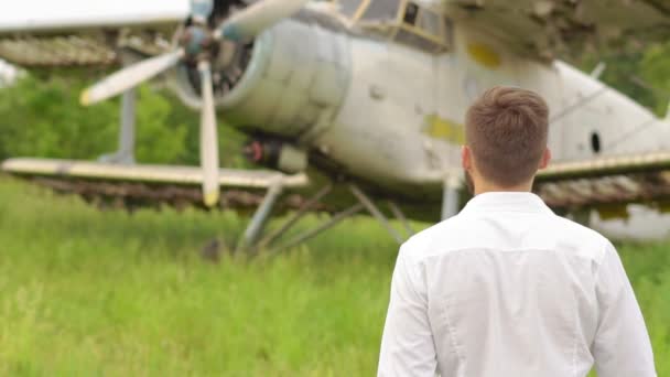 Der Mann am alten Flugzeug — Stockvideo