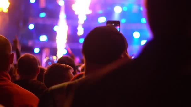 Novokuzneck Ρωσία 2018 Άνθρωποι Μια Ροκ Συναυλία — Αρχείο Βίντεο