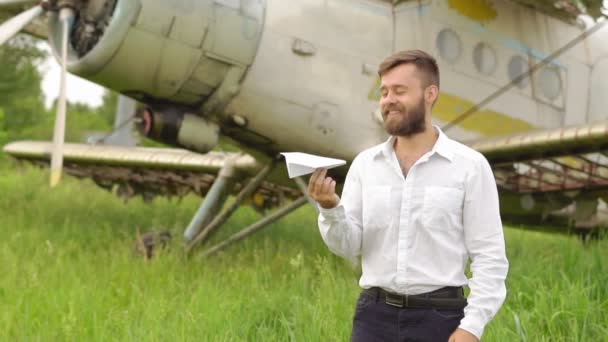 Muž Nechává Papír Letadla — Stock video