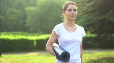 bir kadın spor salonuna gidiyor