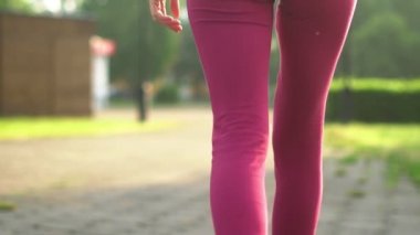 bir kadın spor salonuna gidiyor