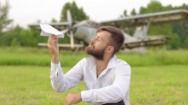 Człowiek Pozwala Papierowych Samolotów — Wideo stockowe