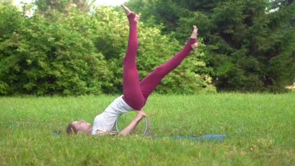 Kvinna Som Gör Yoga Utomhus — Stockvideo