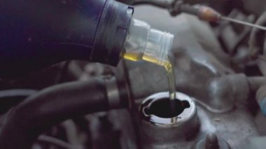 motor yağı doldurur