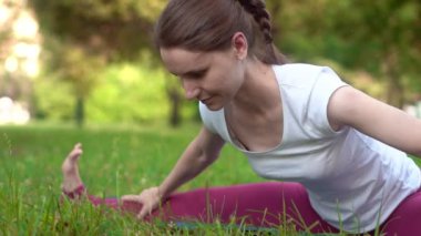 Dışarıda yoga yapan bir kadın.