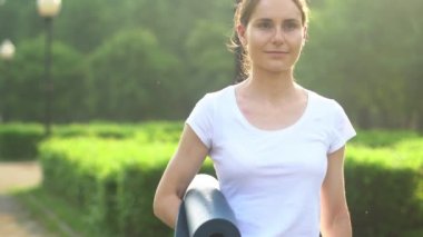 bir kadın spor salonuna gidiyor