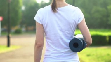 bir kadın spor salonuna gidiyor